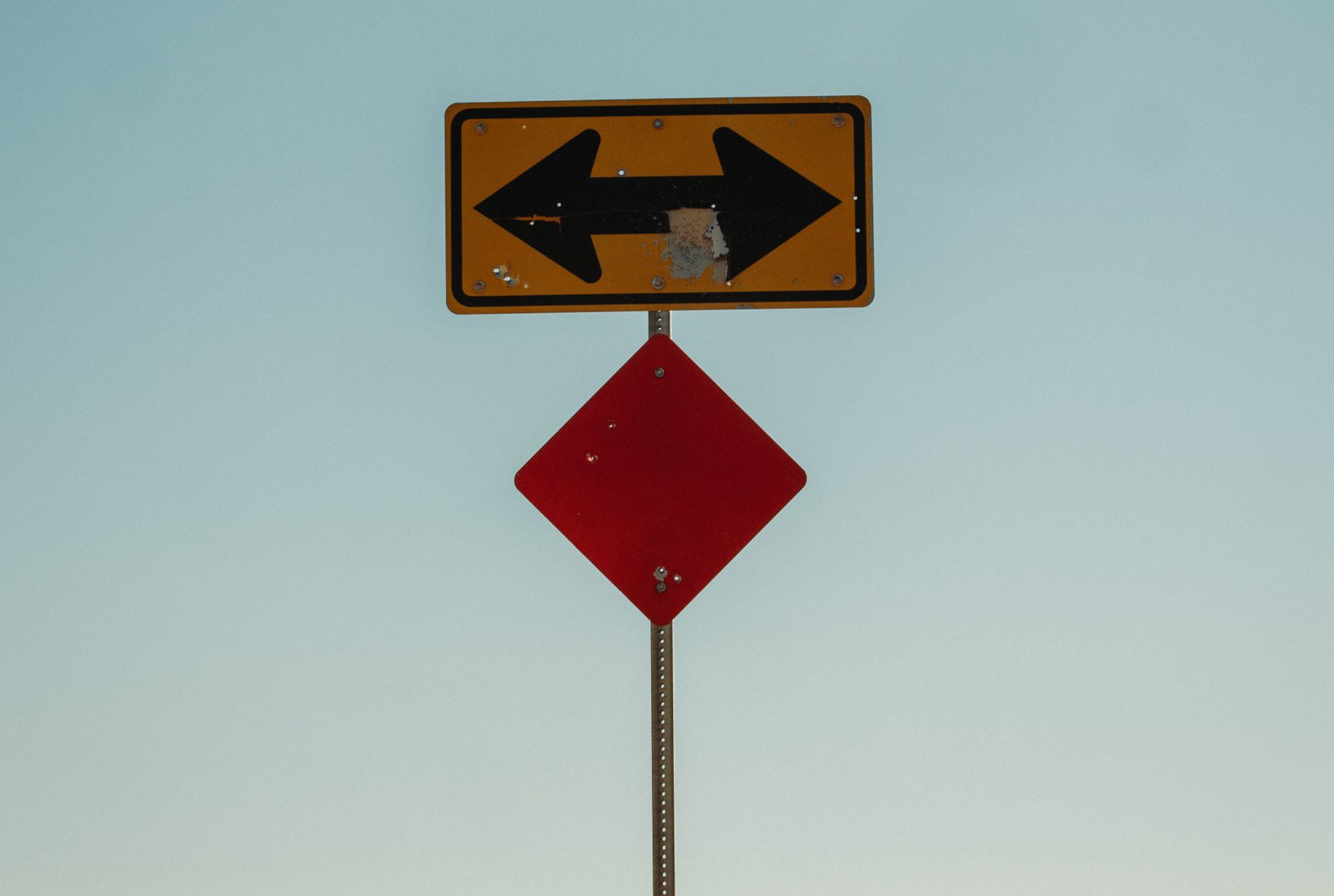 Road sign with arrows pointing in opposite directions — a metaphor for A/B split testing
